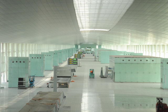 Fotografia de l'interior del dic central de la nova terminal sud de l'aeroport del Prat (Octubre 2008)